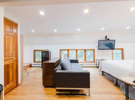 Private estate apartment.，位于Glen Head的海滩酒店