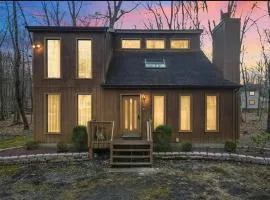 Cozy Cabin at The Poconos With Jacuzzi!