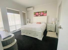 Modern Private room with ensuite，位于Smithfield的带停车场的酒店