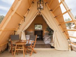 Mia Hotel and Glamping，位于Orissaare的豪华帐篷