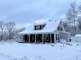 16LV Beautifully decorated country home 20 minutes from Bretton Woods, Cannon and Franconia Notch!，位于伯利恒的酒店