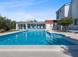 Villa Almas - Heated Pool, Sauna, Gym and Tennis Court，位于Neorić的酒店