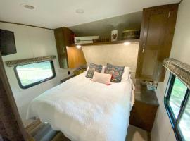 Pet friendly Rental - RV Sleeps 4 - Access to Guadalupe River，位于新布朗费尔斯的酒店