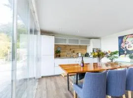 Chalon - A quirky hideaway on the river for 2