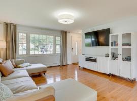 Charming West Haven Home - Walk to Beach!，位于西黑文的酒店