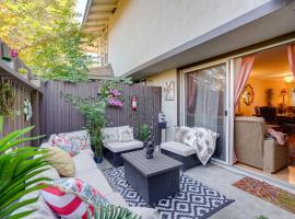 Lovely Concord Townhome Retreat with Community Pool!，位于康科德的酒店