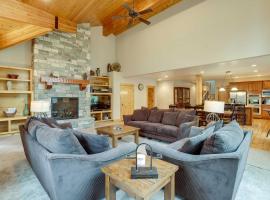 Indoor Entertainment Forested Sunriver Retreat!，位于森赖弗的酒店