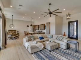 7 Mi to Lost Dutchman Home with Pool and Patio!，位于阿帕奇章克申的酒店