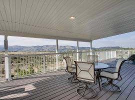 Spacious Canyon Ferry Lake House with Bar and Views!，位于海伦娜的酒店