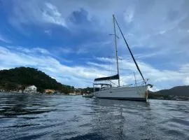 Le Voilier dans la baie des Saintes
