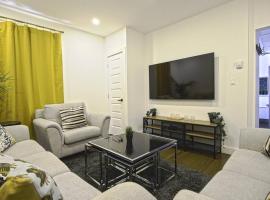 Downtown Prestige: Parking, King Bed, Sleeps 6，位于舍布鲁克的酒店
