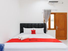 RedDoorz Syariah @ Sakura Hotel Duren Sawit，位于Curuk Dua的酒店