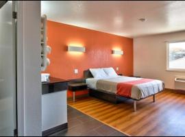 Coastal Valley Inn - Monterey，位于卡斯特罗维尔的酒店