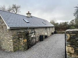 Newly Renovated stone cottage located 2.5 miles from Killarney Town，位于Teernaboul的低价酒店