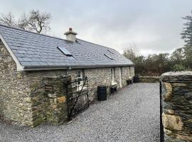 Newly Renovated stone cottage located 2.5 miles from Killarney Town，位于Teernaboul的别墅