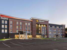 La Quinta Inn & Suites by Wyndham Mount Laurel Moorestown，位于劳雷尔山的带泳池的酒店