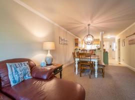 Riverfront home within walking distance of Helen，位于海伦的酒店