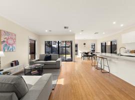 Entire Cozy 4-Bedroom Home with 2 Ensuites In Keysborough，位于Keysborough的酒店