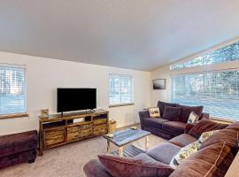 Hike, Golf and Fish Outdoorsy Retereat Near Tacoma，位于Orting的酒店