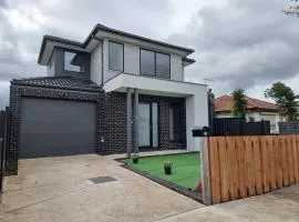 Rosie Townhouse - Modern home in Sunshine
