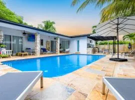 Casa Tropicana - Heated Pool, Game Room & Mins from beach