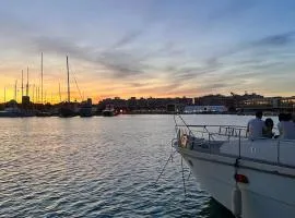 Ciudad y playa desde un barco.