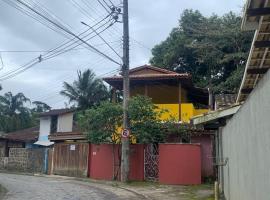 Apartamentos com cachoeira no quintal，位于伊利亚贝拉的酒店