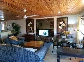 Douglasdale 3 Queen Double Beds Loft - 2nd Bedroom own entrance kitchenette & bathroom- Parking - Serviced - Wood & Gas Braais - Pool & Lapa - Ultra Hi Speed WiFi Netflix & YouTube Movie Streaming - Full office backup - in room iMac & iPad - Printer