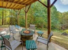 Deck, Grill and Fire Pit Blue Ridge Mountain Cabin!，位于Bostic的酒店