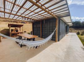 Casa Container com SPA e linda vista para a Serra da Mantiqueira，位于布埃诺布兰当的酒店