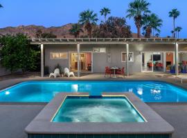 On The Rox- Luxury Refreshing Mid-Century Mod- Pool, Spa, Firepit, Outdoor Kitchen & More，位于棕榈泉的酒店