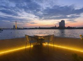 Riverfront house/Chao phraya river/Baan Rimphraya，位于曼谷的酒店