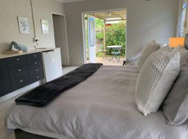 Spacious Olive cottage house in Bloubergstrand，位于开普敦的酒店