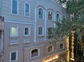 Hotel Sapphire House - 3 Mins Walk from Metro and 5 Mins from Rail Station