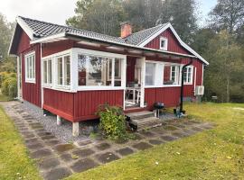 Nice red cottage near the lake Hjalmaren and Vingaker，位于Vingåker的乡村别墅