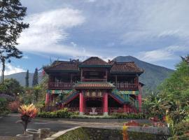 Villa Oriental Curug Nangka，位于Cibeunjing的酒店