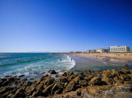 Sunny Beachfront Apt in Costa da Caparica，位于阿尔马达的酒店