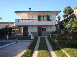 Piso superior tranquilo terraza y vistas A 45 min de Barcelona，位于库尼特的酒店
