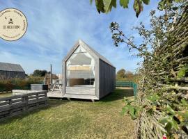 Lushna 2 Petite at Lee Wick Farm Cottages & Glamping，位于滨海克拉克顿的酒店