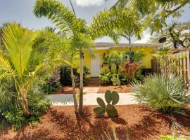 West Palm Beach Home with Fenced-In Yard and Deck!，位于西棕榈滩的乡村别墅