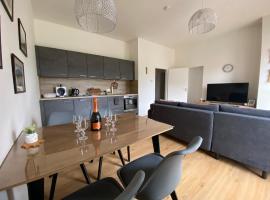 Apartm&aacute;ny v Javorn&eacute; na &Scaron;umavě，位于Čachrov的带停车场的酒店