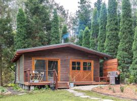 Crabapple Cabin，位于波拉尔的酒店