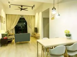 Costa Mahkota Stylish 2-Bedroom Pool View 1 Queen & 2 Singles