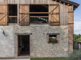 Modern Farmhouse in Pagnano Italy near Forest，位于阿索洛的度假屋