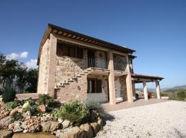 Timeless villa in Cagli with garden and swimming pool，位于卡利的酒店