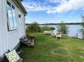 Cozy cottage located on a nice sea plot on Boholmarna outside Kalmar，位于卡尔马的酒店