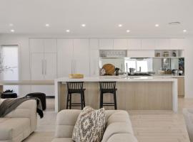 Lux Beach House at Merewether，位于Merewether的酒店