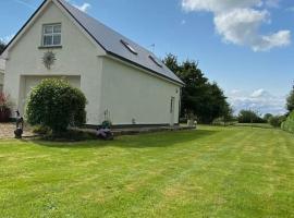 Breathnach Cottage Annex Knockleagha Ballina F26 D7E2，位于巴利纳的酒店