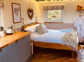 The original Sleeping Giant Lodge - Farm Stay, meet the animals，位于Ystradgynlais的木屋