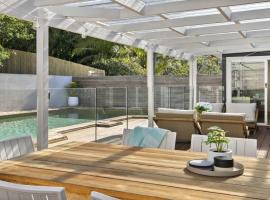 Large family house with a pool and easy walk to beach and village，位于Copacabana的酒店